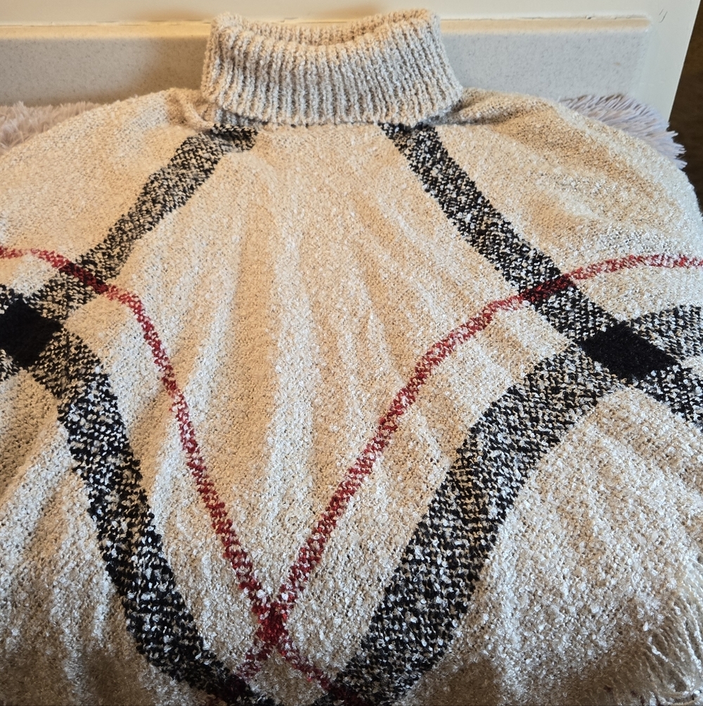 Poncho With Turtle Neck - Picture 2 of 16